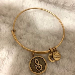 ⭐️Gold bracelet with a S on it⭐️